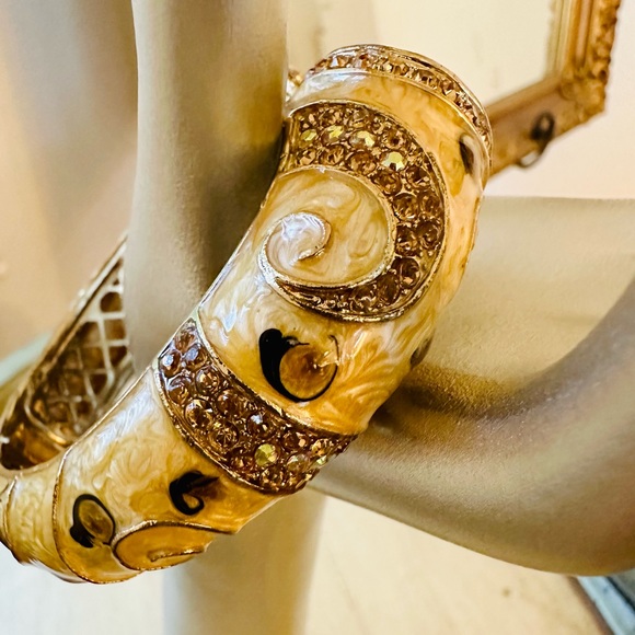 🔥  Gorgeous Rhinestone Statement Bracelet - Picture 16 of 17